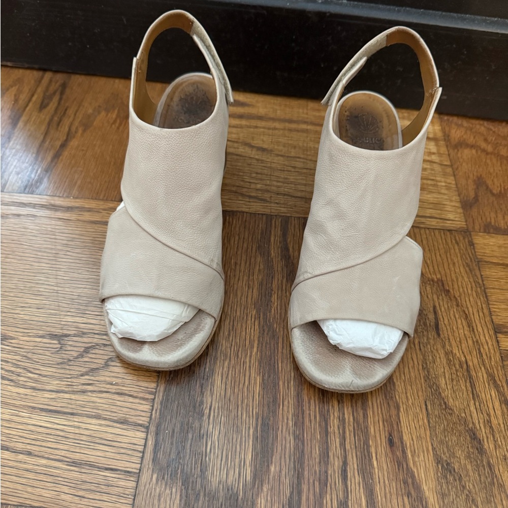 COCLICO Cream Women's Block Heel  Sandals